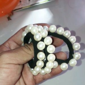 Một dây cột tóc có đính hạt rất đẹp bằng nhựa