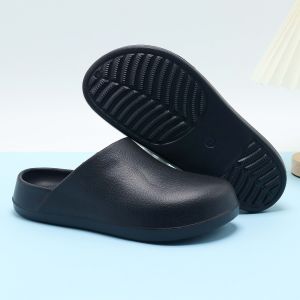 Flat lightweight sandals for men and women with outdoor toe protectors on the beach