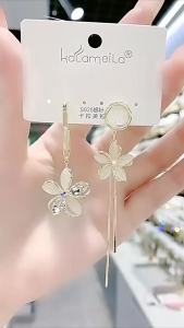 Bông tai đinh tán bất đối xứng hình hoa đá mắt mèo mang vẻ sang trọng tinh tế. 2024 Bông tai thiết kế mới thời trang dễ phối đồ