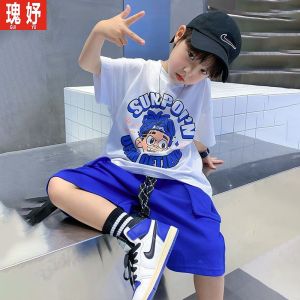 WANDER เสื้อยืดเด็กผู้ชาย ชุดเด็กผู้ชายเท่ๆ การออกแบบลวดลายที่ทันสมัย เสื้อแขนสั้นสำหรับเด็กผู้ชาย 2024 ฤดูร้อนใหม่ผ้าฝ้ายเกาหลีเวอร์ชั่นรอบคอ