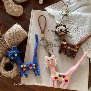 Handmade cat-shaped Nepalese wool felt pendant a stylish Korean-style bag charm car keychain and decorative accessory perfect as a gift