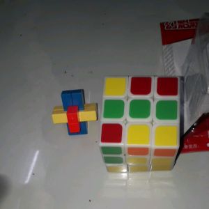 Một cục Rubik 3x3x3 kèm đế trưng bày bằng nhựa xoay rất trơn