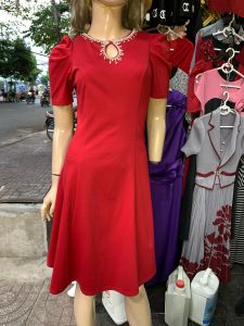 Đầm cổ thiết kế đính hạt lấp lánh