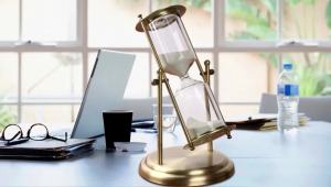 Hourglass Timer Decoration Advanced Creative Glass Flowing Sand Time Metal Hourglass Rotating Crown Small Gift