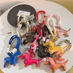 DAN S หนังพียู พวงกุญแจสุนัขดัชชุน เชือกเส้นเล็กถัก มินิมินิ เครื่องประดับแขวนพวงกุญแจรูปสัตว์ ทันสมัยและทันสมัย การ์ตูนน่ารักๆ อุปกรณ์เสริมกุญแจรถ แหวนกุญแจรถ