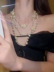 AE Dây chuyền áo len cao cấp nhiều lớp mùa thu đông thời trang và đa năng dây chuyền ngọc trai thanh lịch dành cho nữ với thiết kế hoa hồng và cỏ bốn lá.