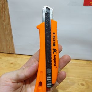( Mẫu mới 2023) Dao rọc giấy đa năng 18mm hãng Kapusi dao trổ cố định lưỡi dao siêu sắc khung nhựa siêu bền dao cắt decal dao cắt giấy rọc băng dính dao rọc giấy A100 cắt thùng bìa carton dao rọc giấy to dao đa năng