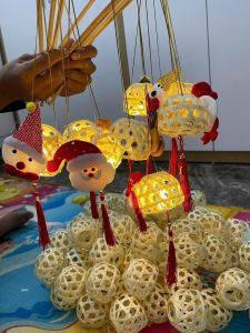 Đèn lồng giáng sinh đèn trang trí Noel giỏ tre hình ông già Noel tuần lộc dễ thương kèm tay cầm