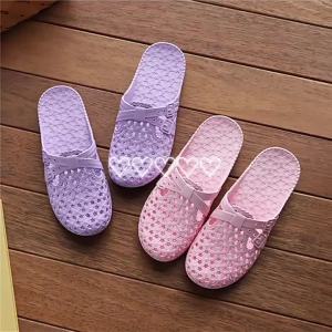 Non-Slip Summer Flat Clogs With Closed Toe Anti-Fall Hollow Soft Sole For Elderly In The Bathroom Stylish For Home And Beach Use