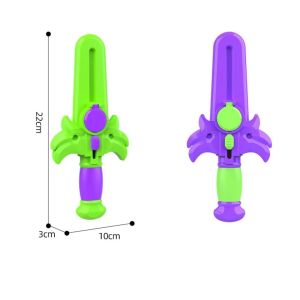 Đồ chơi cà rốt vô tri nhựa rìu kiếm bắn thẻ xu nhựa mini cho bé ( giao màu ngẫu nhiên)