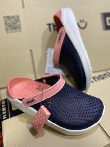 พร้อมส่ง! ! รองเท้าแตะ Crocs รองเท้าแตะ รองเท้าชายหาด ถูกกว่าร้านทั่วไป คุณภาพดีใส่ได้นานกันน้ำได้นิ่มใส่สบายเท้า ส่งสินค้ารวดเร็วทันใจ