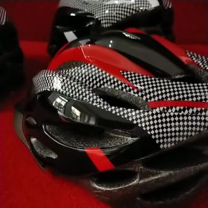 Helm Sepeda Keren - Ringan dan Nyaman, Warna Merah Putih Biru, Tampilan Sporty