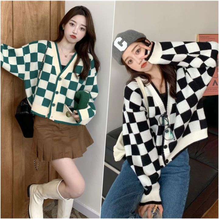 พร้อมส่ง เสื้อครอปไหมพรมแขนยาว ลายตาราง คอวี แต่งกระดุม 4 เม็ดใช้งานได้ ...