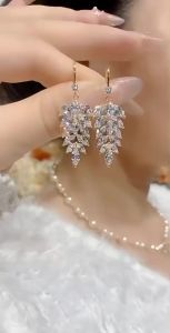 Bông tai nữ thiết kế hình lá tua rua đính đá zircon phong cách sang trọng nhẹ nhàng cao cấp thời trang dễ phối đồ tôn khí chất và giúp mặt m