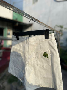 quần short jean đùi nữ cotton co giãn nhẹ lật lai trơn 1 nút túi trước sau đính cỏ 4 lá thêu may mắn