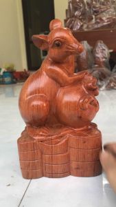 Tượng chuột ôm bị tiền phong thủy gỗ hương đá kt 25/13/95