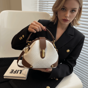 HE1SHANE วินเทจ กระเป๋าสะพาย หนังหรูหรา หัวเข็มขัดโลหะ กระเป๋าสะพายข้าง แฟชั่น คลาสสิก คุณผู้หญิง