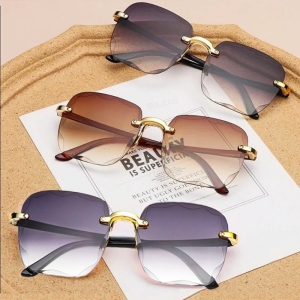 Retro Fashion Square Gradient Sunglasses for Women: UV400 Beach Eyeglasses