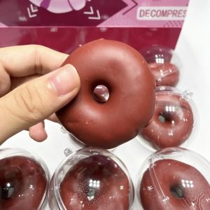 DOWNA Hình dạng bánh rán Đồ chơi bóp nặn hình sáp nứt Kết cấu dễ vỡ Sô cô la Quả bóng phát ra âm thanh giòn kêu Quà tặng Cảm giác giòn rụm Đồ chơi bóp cảm giác để giảm căng thẳng và lo âu