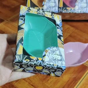 (isi 20pcs) SOUVENIR MANGKOK DAUN KEMAS BOX BATIK SATU PER SATU SOUVENIR UNIK MURAH BERMANFAAT SOVENIR PERNIKAHAN MANGKUK DAUN MANGKOK SAMBEL HADIAH ULANG TAHUN SUPENIR HAJATAN KADO BINGKISAN CENDRAMATA MANTENAN