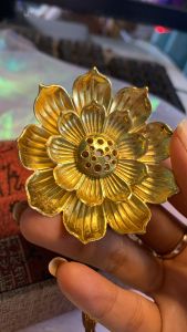 1 cái hoa sen bằng đồng dùng đốt trầm cắm nhang sang chảng