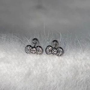 Hmeme ต่างหูสกรูรูปโบว์เพชรเงางามน่ารักสวยงามสำหรับผู้หญิงต่างหูเม็ดเล็กสีเงินหวานสำหรับผู้หญิงเครื่องประดับสำหรับงานปาร์ตี้