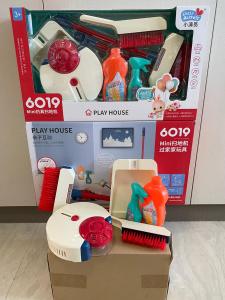 Robotic Vacuum Pretend Play Toy with Cleaning Kits Broom