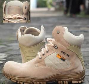 Sepatu delta pendek di lengkapi dengan ujung besi sepatu proyek kerja lapangan
