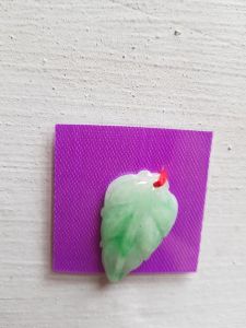 [HCM]????????  Mặt Dây Chuyền Hình Chiếc Lá Trắng Bóng Xíu Xanh Lá Ở Giữa 100% Đá Cẩm Thạch Tự Nhiên C27mm x N18mm x Dầy 5mm Nữ Bọc Làm Mặt Dây chuyền Vàng đeo đẹp lắm có 399k ạ