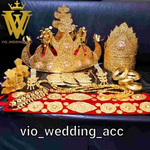 Full Set Siger Lampung: Produk Tradisional Indonesia\\n\\n Apa itu Siger?\\n\\nSiger adalah produk tradisional Indonesia yang berasal dari Provinsi Lampung, Sumatera Selatan. Siger memiliki sejarah dan asal-usul yang kaya, serta karakteristik dan desain yang unik.\\n\\n Sejarah dan Asal-usul Siger\\n\\nSiger memiliki sejarah panjang di Provinsi Lampung, dimana siger digunakan sebagai aksesori pernikahan, pakaian adat, dan dekorasi tradisional. Siger berasal dari kata \"sigeri\", yang berarti \"melindungi\".\\n\\n Karakteristik dan Desain Siger\\n\\nSiger memiliki desain yang unik dan menarik, dengan berbagai warna dan pola yang mencerminkan budaya lokal. Biasanya, siger dibuat dari bahan-bahan alami seperti rotan, bambu, dan kayu, serta dihiasi dengan benang sutra dan perak.\\n\\n Menggunakan Siger Sebagai Aksesoris\\n\\nSiger dapat digunakan sebagai aksesoris fashion yang menarik dan unik, menambah nilai estetika dan daya tarik pada penampilan Anda.\\n\\n Cara Memilih Siger yang Sesuai\\n\\nUntuk memilih siger yang sesuai, perhatikan warna, ukuran, dan desain yang cocok dengan style Anda. Pastikan siger yang Anda pilih berkualitas tinggi dan dibuat oleh pengrajin profesional.\\n\\n Inspirasi Penggunaan Siger dalam Fashion\\n\\nSiger dapat digunakan sebagai aksesoris yang menarik dalam berbagai gaya fashion, seperti mengenakan siger sebagai kalung, gelang, atau bros. Anda juga bisa mencoba mengombinasikan siger dengan aksesori lainnya, seperti anting-anting atau cincin.\\n\\n Menghias Ruangan dengan Siger\\n\\nSiger juga bisa digunakan sebagai dekorasi ruangan yang menarik dan unik, menambah nilai estetika dan daya tarik pada ruangan Anda.\\n\\n Tips Menyusun Siger untuk Dekorasi\\n\\nUntuk menyusun siger sebagai dekorasi, perhatikan warna, ukuran, dan desain yang cocok dengan tema ruangan Anda. Anda juga bisa mencoba menggabungkan siger dengan aksesori lainnya, seperti gantungan kunci atau lampu hias.\\n\\n Menggabungkan Siger dengan Aksesori Lainnya\\n\\nAnda bisa mencoba menggabungkan siger dengan aksesori lainnya, seperti gantungan kunci atau lampu hias, untuk membuat dekorasi ruangan yang menarik dan unik.\\n\\n Membeli dan Merawat Siger\\n\\nSiger berkualitas tinggi dapat dibeli dari pengrajin profesional atau toko kerajinan tangan. Untuk merawat siger agar awet dan cantik, perhatikan beberapa tips berikut.\\n\\n Tips Membeli Siger Berkualitas\\n\\nUntuk membeli siger berkualitas tinggi, pastikan siger dibuat oleh pengrajin profesional dan menggunakan bahan-bahan alami yang berkualitas tinggi. Anda juga bisa meminta sertifikat atau bukti asli dari pengrajin.\\n\\n Cara Merawat Siger Agar Awet dan Cantik\\n\\nUntuk merawat siger agar awet dan cantik, hindari menggosok atau mengucek siger secara berlebihan. Jika siger terkena air, keringkan dengan handuk bersih dan lembut. Jangan letakkan siger di tempat yang lembab atau terkena sinar matahari langsung.\\n\\n Kesimpulan\\n\\nSiger adalah produk tradisional Indonesia yang menarik dan unik, dengan sejarah dan asal-usul yang kaya. Siger dapat digunakan sebagai aksesoris fashion atau dekorasi ruangan yang menarik dan unik, serta dapat dibeli dan dirawat dengan baik oleh pengrajin profesional.\\n\\nKami harap artikel ini membantu Anda memahami lebih lanjut tentang siger dan cara menggunakan, membeli, dan merawatnya dengan benar. Selamat menikmati produk tradisional Indonesia yang menarik dan unik ini!\"\n}