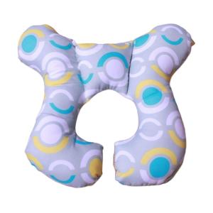 ที่รองศีรษะระบายอากาศได้สำหรับเด็ก Bantal Sandaran Leher รูปตัว U ตามหลักสรีรศาสตร์สำหรับรถเข็นอุปกรณ์การเดินทางเครื่องบินแบบพกพา