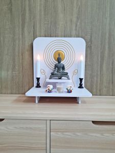 KAF หิ้งพระติดผนังลายไทย ผ้าทองลายวงกลม ตั้งโต๊ะได้ ประหยัดพื้นที่ ราคาคุ้มที่สุด รุ่น k10-bd16xl