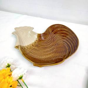 จาน จานเซรามิค 10.5 นิ้ว ทรงตื้น รูปไก่ มี ให้เลือก 2 สี เคลือบเงา ใส่อาหาร ใส่ผลไม้ เข้าไมโครเวฟได้