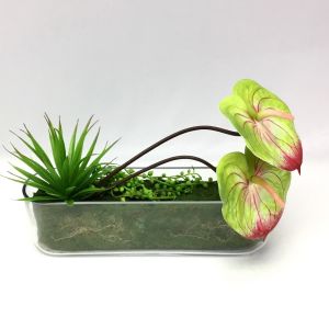 แจกันดอกไม้ปลอมโมเดิร์น ดอกหน้าวัวจัดในแจกันแก้วทรงรี ตกแต่งด้วยต้นไม้และมอส