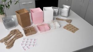 Leafiew 50 Pack Small Charcuterie Boxes with Clear Lids - To Go PaperCharcuterie Food Containers 5Inch Dessert Boxes - Sandwich Cookie Sushi Cake Slice Strawberries (Brown)