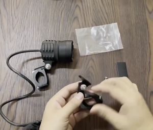 Đèn pha nhôm ngã ba Kẹp bảo vệ khung xe mô tô đèn sương mù xe máy khung gắn cản Spotlight chủ