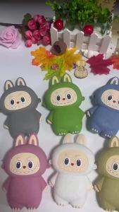 《506》 กระเป๋าใส่เหรียญซิลิโคน Labubu ขายตรงจากโรงงาน กระเป๋าสะพายข้างการ์ตูนสำหรับเด็ก กระเป๋าเดินทางสำหรับนักเรียน กระเป๋าเก็บของที่เข้าชุด