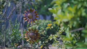 ZZSA Outdoor Courtyard Iron Art Sunflower Windmill Garden Decoration Villa Creative Ornaments Landing Windmill Greening Landscape B8T9H