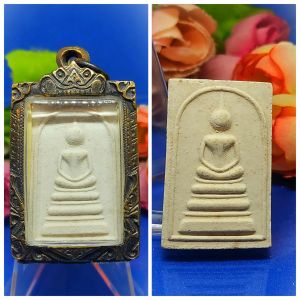 大名鼎鼎高僧龙婆空大德(泰三大”碰派”圣物大師之一请參阅以下说明）崇迪佛佛牌品相完美已包好古典铜制佛牌壳 Super Famous Master Monk Lp Kong Nur Phong(holy Powder) Phra Somdej AmuletWith Brass Made amulet casing