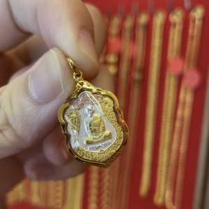 จี้หลวงพ่อรวย วัดตะโก (ทรงเสมา) เลี่ยมทองแท้75% เลี่ยมกันน้ํา พร้อมใบคาถา/ใบรับประกันกรอบทอง