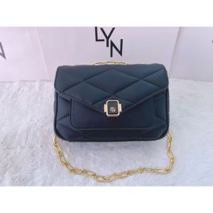 กระเป๋า LYN ใบกลางทรงเหลี่ยมสไตส์ใหม่น่ารัก มี 4 สี ใช้งานเเบบสะพายไหล่ขนาด 9 นิ้ว 23x16x9 cm.