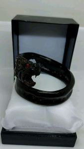 Gelang Akar Bahar Merah Ukir: Aksesoris Tangan Gaya Tradisional