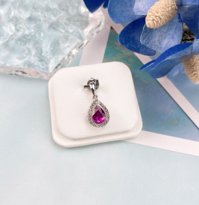Rhodolite Diamond Pendant จี้สร้อยคอพลอยโรโดไลท์ พลอยแท้สีม่วงธรรมชาติ ทรงลูกแพร์ประดับล้อมด้วยเพชรแท้ (ราคาไม่รวมสร้อยนะคะ)