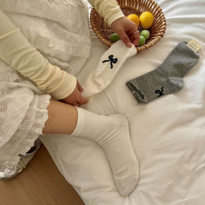 ⚡Amandad Stores⚡ถุงเท้าโบว์สำหรับผู้หญิง สไตล์เกาหลี อินเทรน ถุงเท้าสีดำ สีขาว และสีเทา ถุงเท้านักเรียนสไตล์บัลเล่ต์เรียบหรู ราคาส่ง