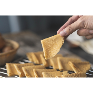 Ita Delight Kuih Kapit Folded Love Letter Premium Gold Tin Extra Santan Coconut Extra Egg