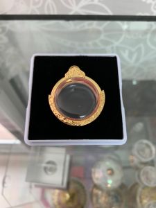 Ok- กรอบพระสำเร็จรูปวงกลมชุบไมคร่อนสีทอง ใส่เหรียญครุฑ 2517 ได้