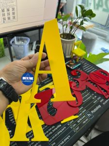 Số màu VÀNG mica cao 10cm dày 2mm dán tường dán bản quản cáo dán bản số xe số nhà.