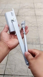 tay co thủy lực đóng cửa tự động