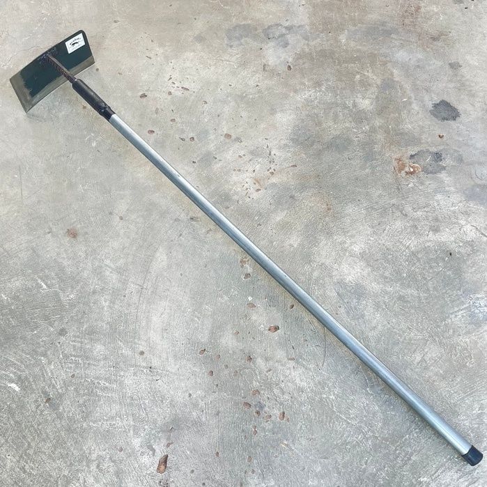 จอบขยัน ด้ามเหล็ก 1.3 เมตร น้ำหนักเบา ถากหญ้า