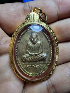 เหรียญหลวงพ่อเงินหลังหลวงพ่อเปรื่อง วัดบางคลาน ปี2515 เนื้อทองแดงกะไหล่ทอง พร้อมเลี่ยมกรอบทองคําแท้ สวยเดิมๆ